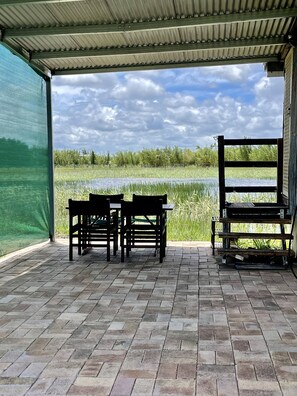 Outdoor dining - Cabin in the dam paddock, 10 min to the beach. (Maroochy River)