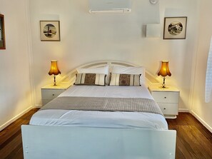 1 bedroom, bed sheets - Cabin in the dam paddock, 10 min to the beach. (Maroochy River)