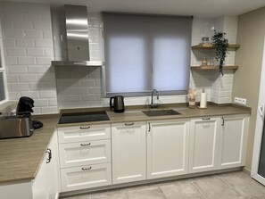 Microondas, lavavajillas, cafetera o tetera y utensilios de cocina