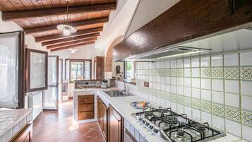 Frigorifero, piano cottura, macchina per tè/caffè