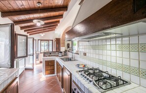 Refrigerador, microondas, parrilla de estufa y cafetera y tetera 
