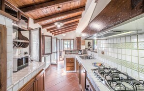 Kjøleskap, kokeplater og kaffetrakter/tekoker