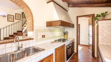 Frigorifero, piano cottura, macchina per tè/caffè