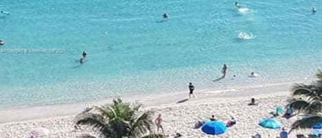 在海滩、沙滩椅、沙滩毛巾