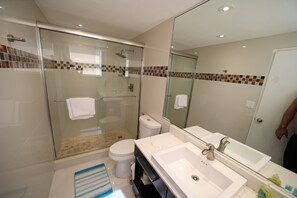 Baignoire, sèche-cheveux, serviettes fournies, savon