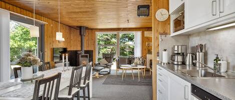 ثلاجة، غسالة أطباق، ماكينة لصنع القهوة/الشاي