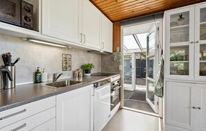 Køleskab, opvaskemaskine, kaffe-/temaskine