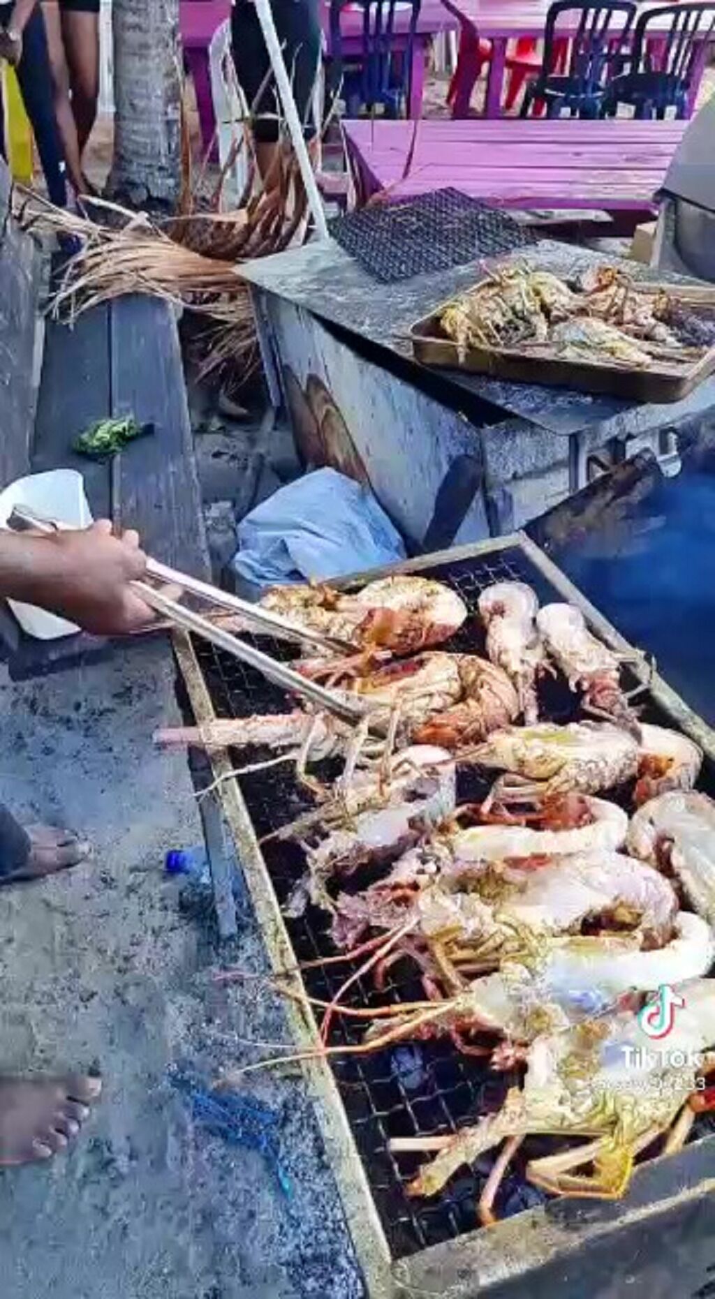 Een barbecue met zeevruchten die buiten wordt bereid.