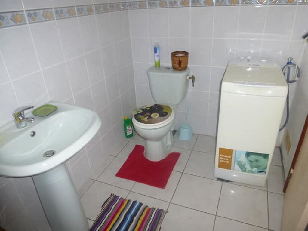 Un baño con lavamanos, inodoro y bidé.