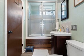 Combined shower/bathtub, jetted bath, hair dryer, towels