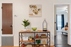 2 soverom, skrivebord, strykejern/-brett og wi-fi (inkludert)