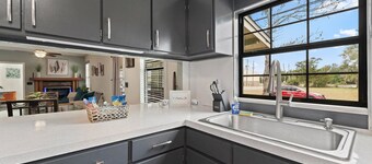 🌟Downtown Pensacola Getaway!🌟 Fenced in yard for fur babies!