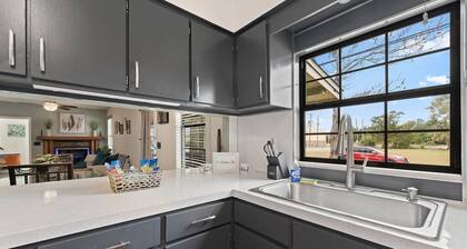 🌟Downtown Pensacola Getaway!🌟 Fenced in yard for fur babies!