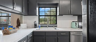 🌟Downtown Pensacola Getaway!🌟 Fenced in yard for fur babies!