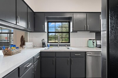 🌟Downtown Pensacola Getaway!🌟 Fenced in yard for fur babies!