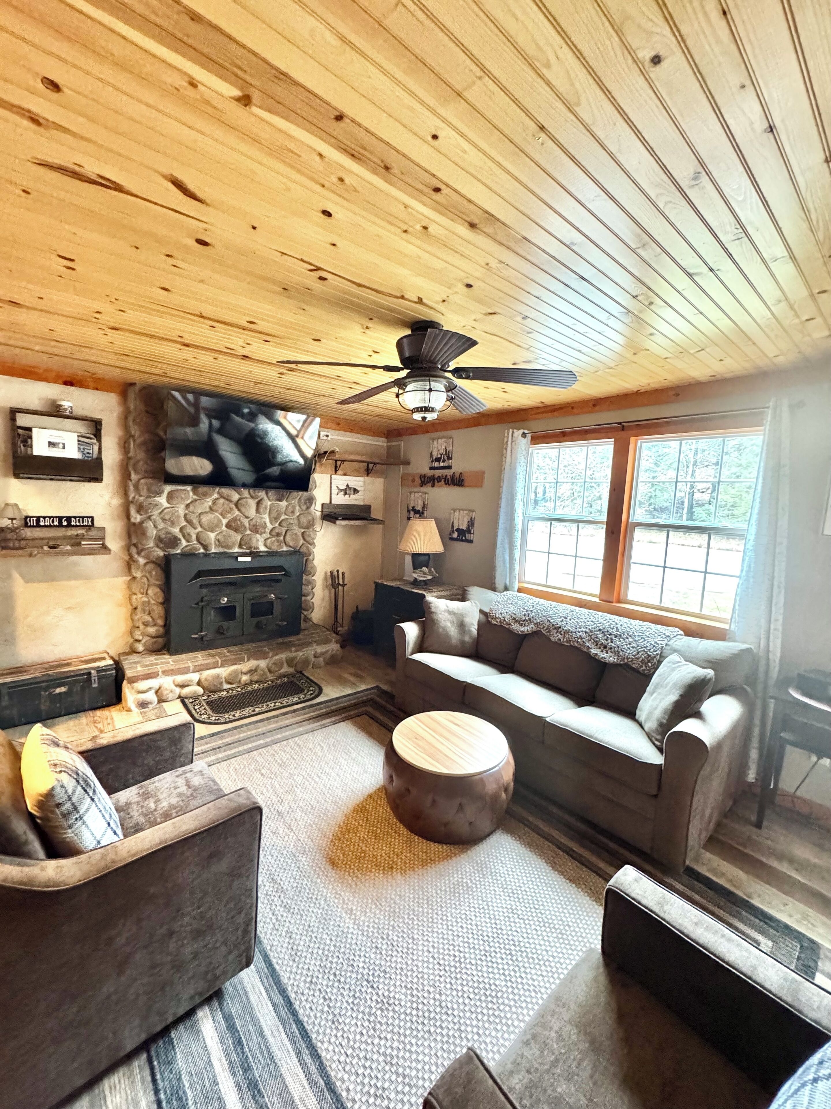 Smart TV, fireplace, books, offices