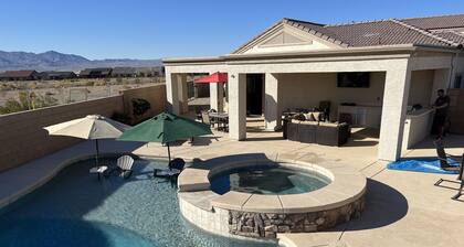 Beautiful Pool/Spa/Slide home w/ AMAZING outdoor space & gorgeous desert VIEWS
