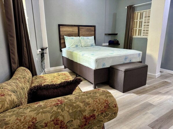 1 bedroom, iron/ironing board, travel cot, free WiFi - Belmont Apartments/Modern  affordable accommodations (Belmont)