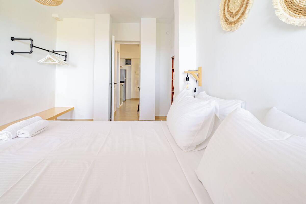 Superior appartement, niet-roken, uitzicht op zee | 1 slaapkamer, Select Comfort-bedden, een bureau, een laptopwerkplek