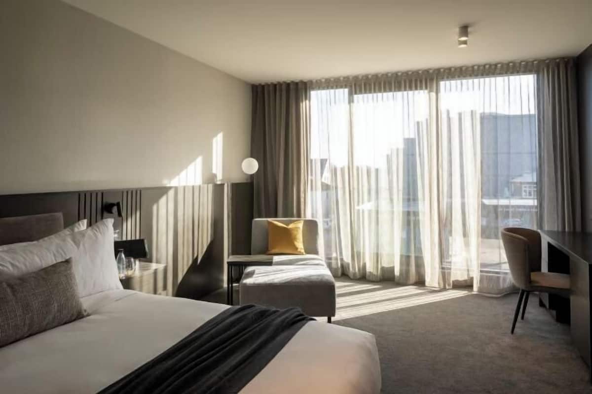 Egyptian cotton sheets, premium bedding, down duvets, pillow-top beds