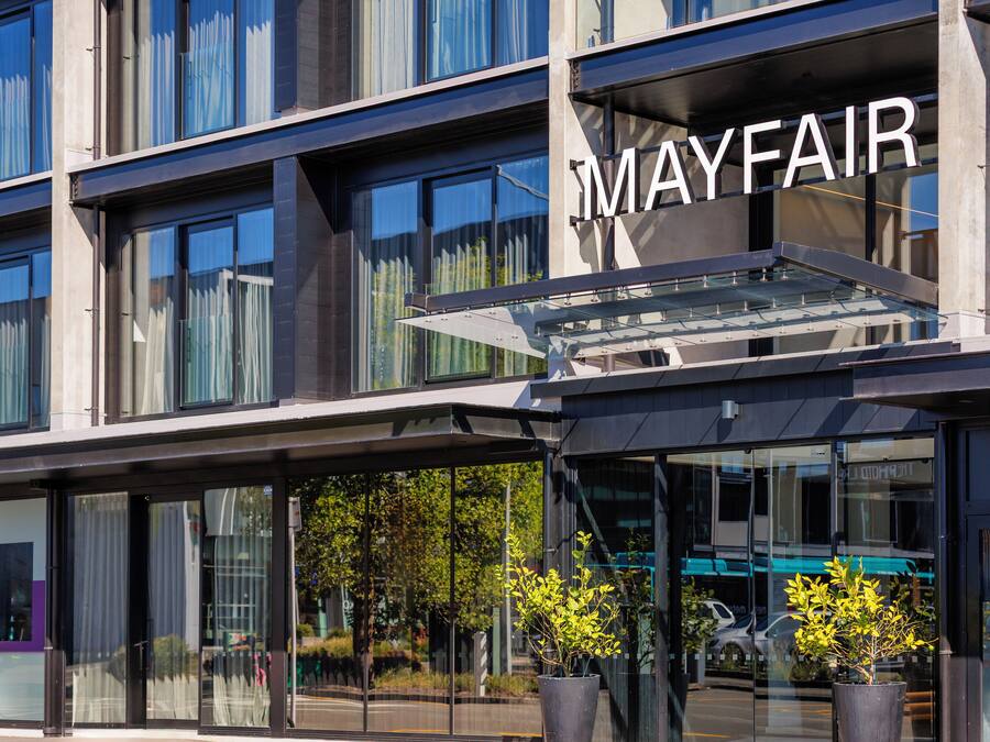 Un edificio moderno con el nombre 'Mayfair' bien visible.