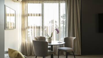 Top of House - Suite | Living area