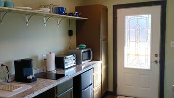 Een koelkast, een microgolfoven, een koffiezetapparaat/waterkoker