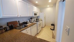 Kjøleskap, mikrobølgeovn, ovn og oppvaskmaskin