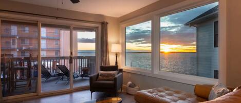 スマートテレビ、テレビゲーム、卓球台、書庫