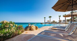 Alberca al aire libre y alberca infinita