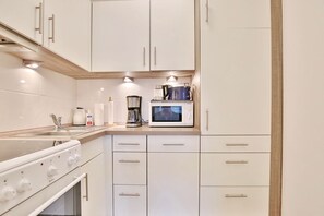 Réfrigérateur, micro-ondes, plaque de cuisson, lave-vaisselle