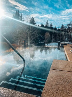 Alberca al aire libre y alberca infinita