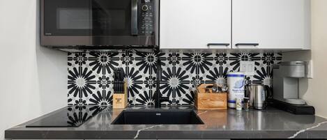 Refrigerador, microondas, parrilla de estufa y cafetera y tetera