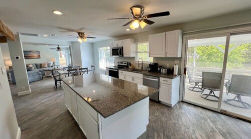Lakeside Retreat - Large Spacious Home with Gameroom!