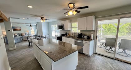 Lakeside Retreat - Large Spacious Home with Gameroom!