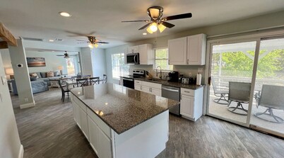 Lakeside Retreat - Large Spacious Home with Gameroom!