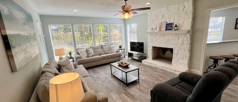 スマートテレビ、テレビゲーム、卓球台、PC モニター