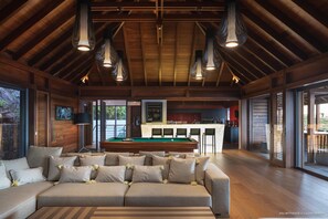 Fernseher, Bücher, Stereoanlage