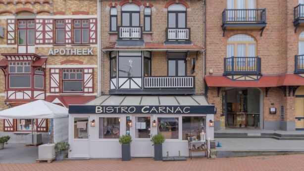 Une rangée de bâtiments avec un restaurant BISTRO CARNAC au centre.