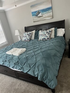 6 bedrooms, iron/ironing board, WiFi, bed sheets - Spacious Evans Home ready for Masters Guests (Evans)