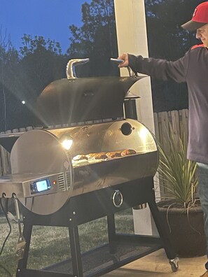 Property grounds - Spacious Evans Home ready for Masters Guests (Evans)