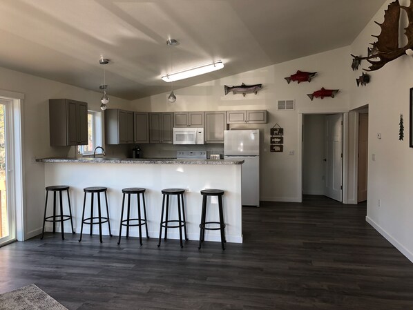 Kylskåp, mikrovågsugn, ugn och spishäll