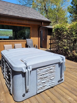 Outdoor spa tub - Beautiful Lake House for Rent (Neebing)