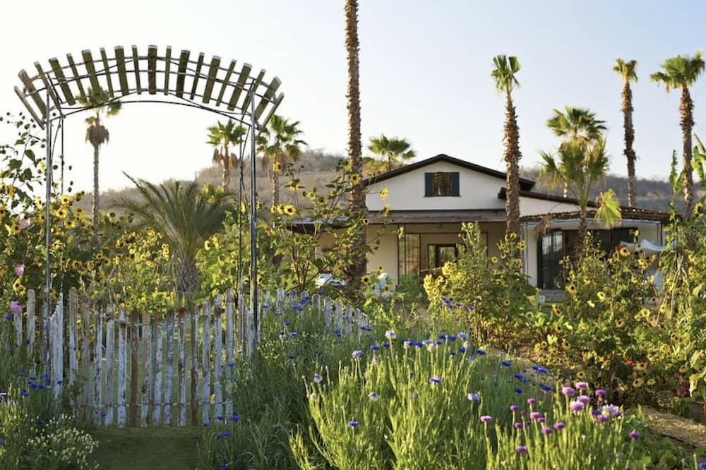 Flora Farms - gorgeous cottage