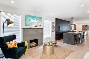 Living area - Design District 5BR , guest house sleeps 14 (Miami)