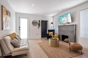 Living area - Design District 5BR , guest house sleeps 14 (Miami)