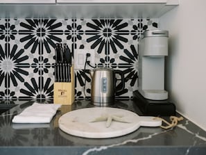 Réfrigérateur, micro-ondes, plaque de cuisson, cafetière/bouilloire