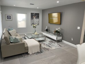 Living area - Miami Luxury Glamorous @Midtown sleeps 14 Hot Tub (Miami)