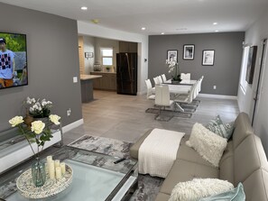 Living area - Miami Luxury Glamorous @Midtown sleeps 14 Hot Tub (Miami)