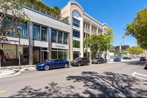 Exterior - Miami Luxury Glamorous @Midtown sleeps 14 Hot Tub (Miami)